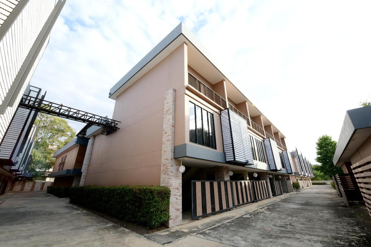 Sriracha Hotel And Spa Ban Huai Yai Phrom Exteriör bild